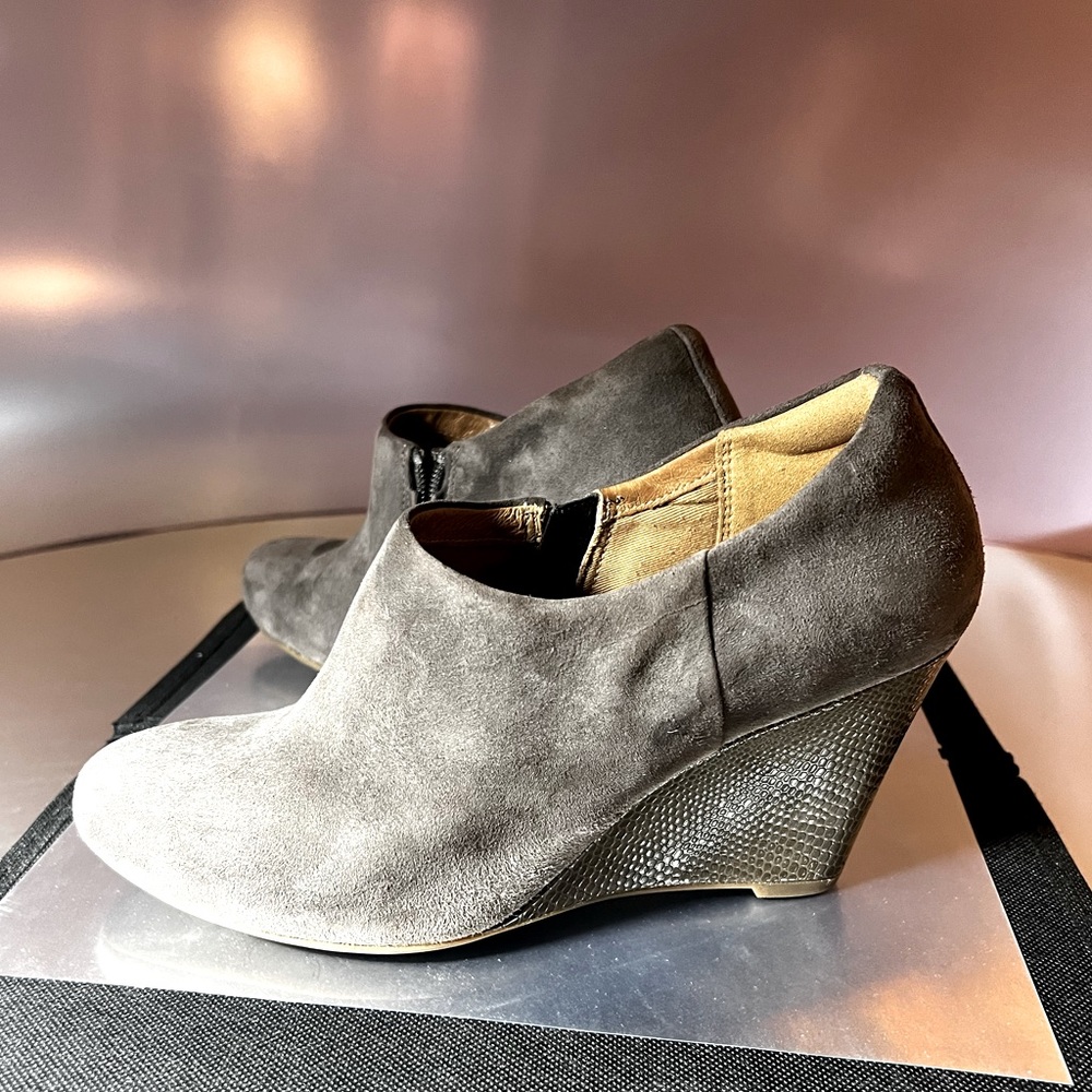 Clark’s Artisan Ankle Bootie Wedge in Grey, size 8&1/2M